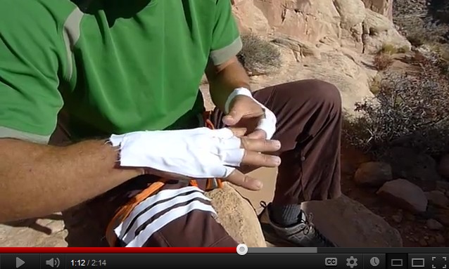 se faire des gants en ruban adhésif pour l’escalade (eng)
