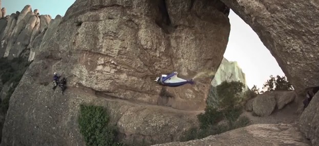 Incroyable vol de Wingsuit au travers d’une grotte !