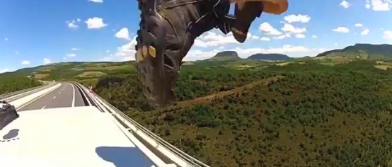 Base Jump d’un véhicule roulant en vidéo