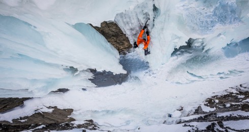 Ascension solo chrono en cascade de glace ( vidéo ) par Dani Arnold