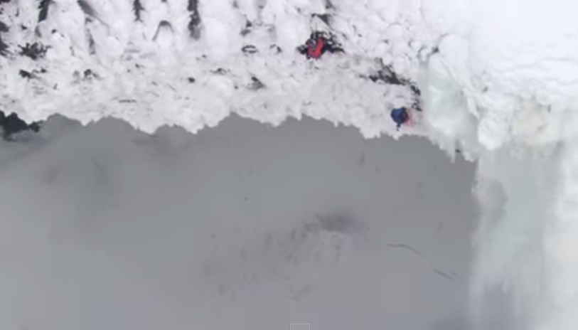 Cascade de glace à côté d’une chute d’eau
