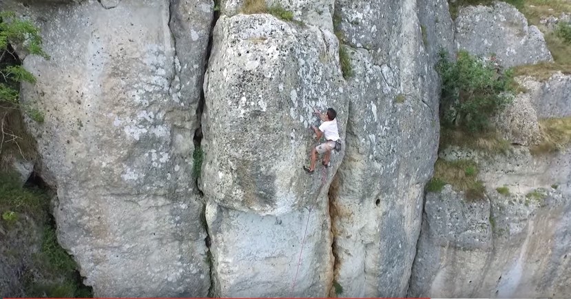 Alexeï Jolivet grimpe « Pied de nez » sur coinceurs, 7b+ à la Guignoterie en vidéo