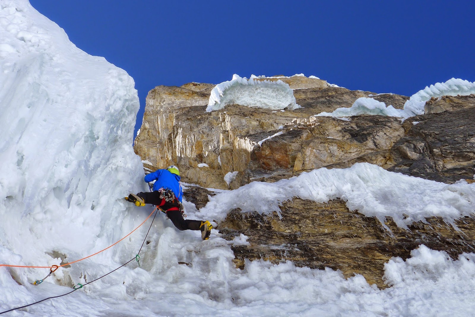  » Looking for the void  » , 900m, M7, grade 6, R, face ouest directe au SIULA CHICO (6265m, Pérou) en vidéo