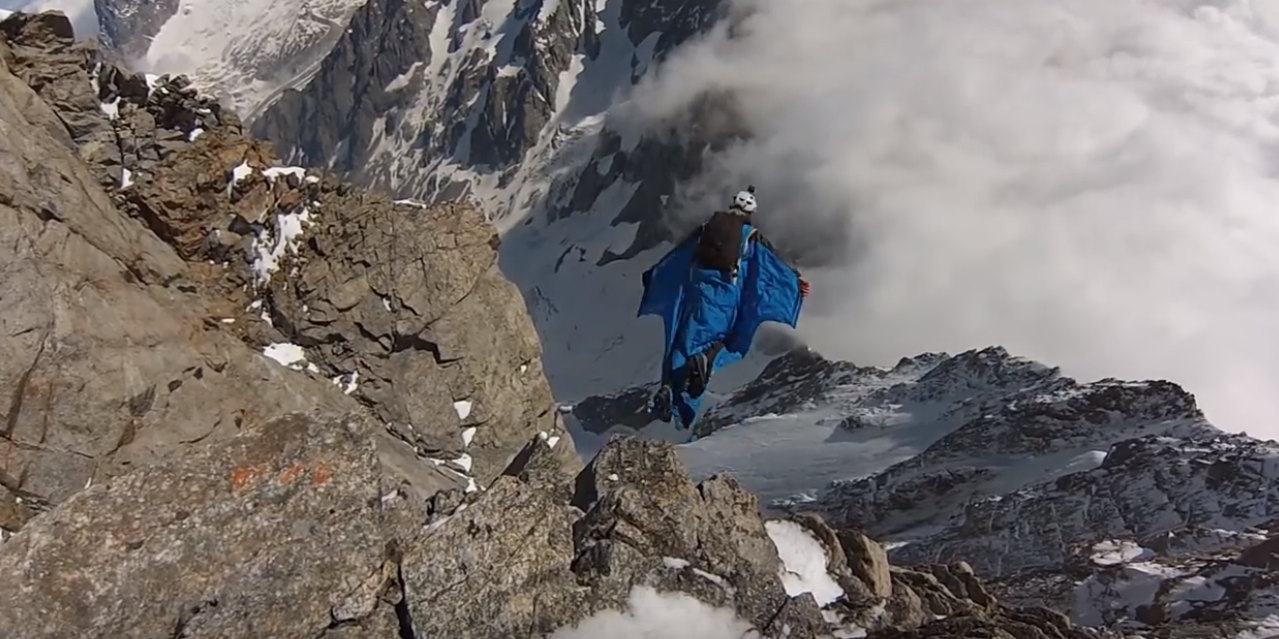 Grandes Jorasses, pointe Walker wingsuit base-jump